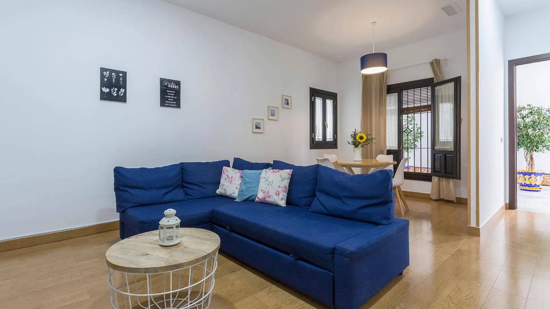 Apartment Santa Catalina Patio Andaluz 3 Rooms Seville Spain